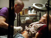 Navelpiercing zetten in Aerosmith' Cryin