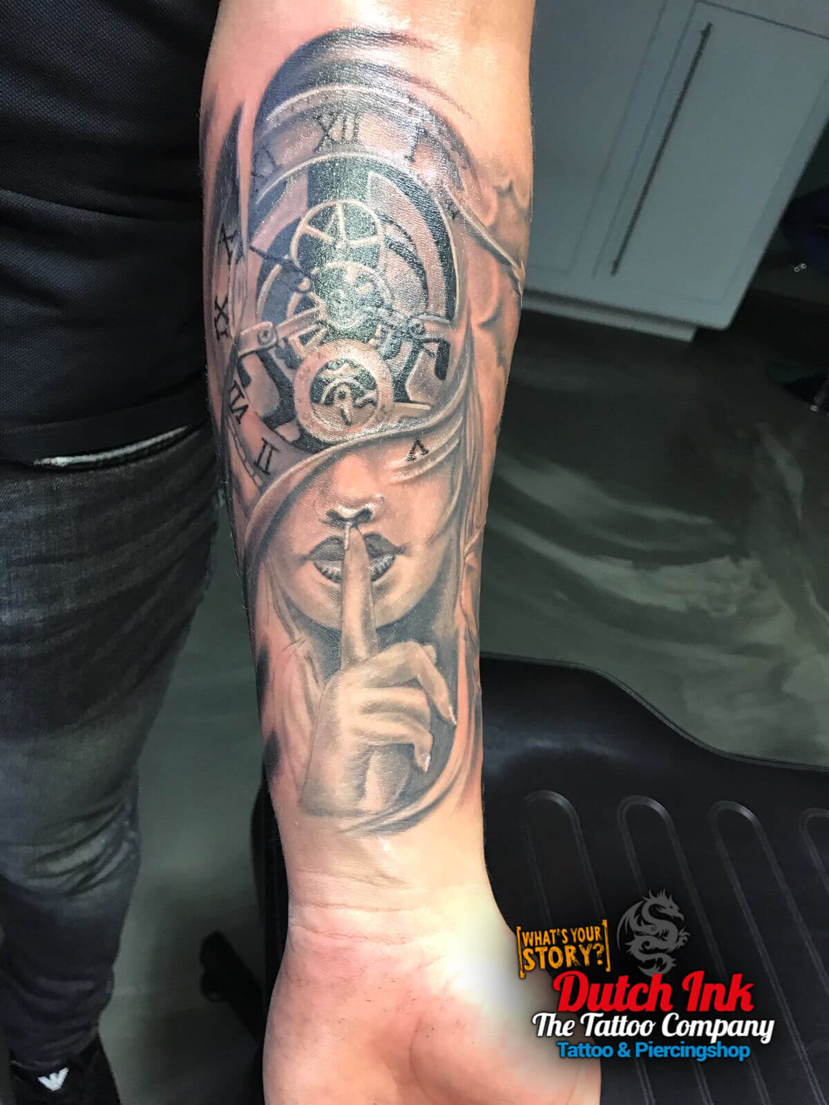 Klok tattoo voorbeelden, laat je inspireren door Dutch Ink!